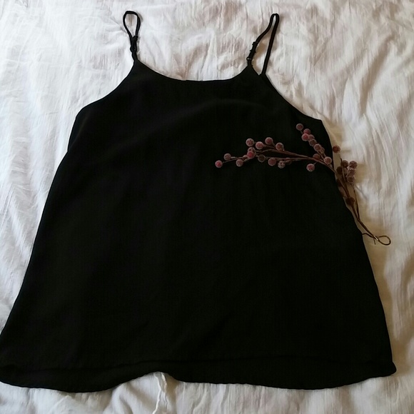 Rue21 Tops - ❤ Casual crepe v neck cami